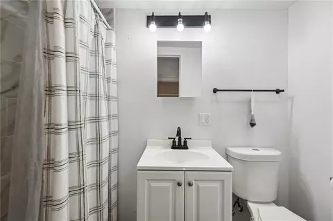 Bath - 14601 E 39th St, Independence, MO 64055 photo 1 of 5