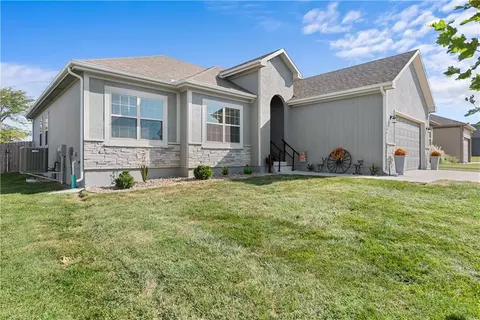 Exterior - 1406 SW 8th Ter, Oak Grove, MO 64075 photo 2 of 8