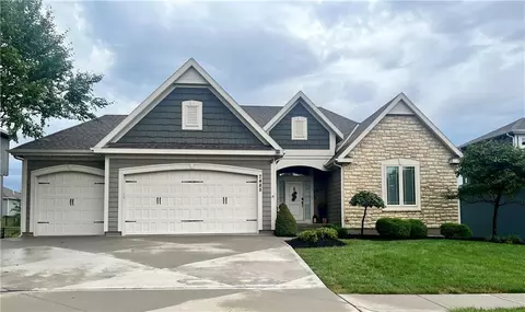 7485 NW Forest Lakes Dr, Parkville, MO 64152