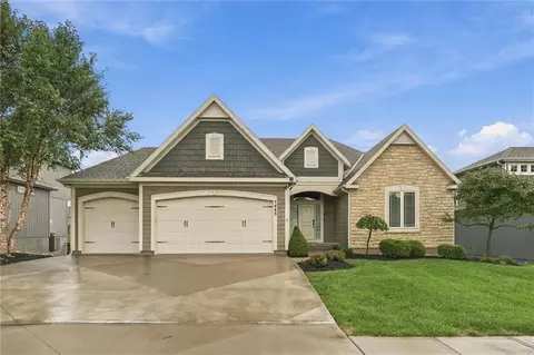 7485 NW Forest Lakes Dr, Parkville, MO 64152