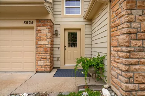 8924 Inkster St, Lenexa, KS 66227