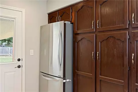 Kitchen - 608 SE Pendleton Dr, Lees Summit, MO 64063 photo 4 of 4