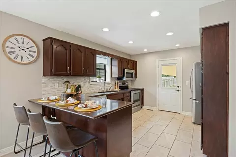Kitchen - 608 SE Pendleton Dr, Lees Summit, MO 64063 photo 2 of 4