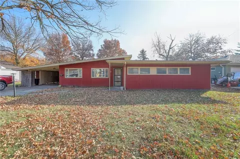 9 Crestview Dr, Paola, KS 66071