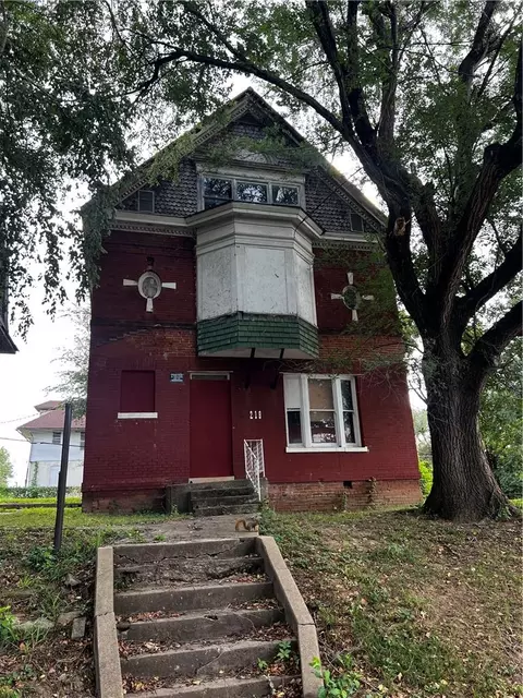 203 S 15th St, St Joseph, MO 64051