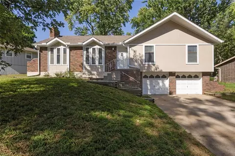 323 Gladstone Dr, Blue Springs, MO 64014