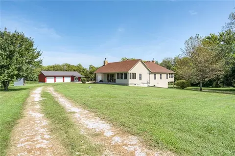 Exterior - 25205 E Blue Mills Rd, Independence, MO 64058 photo 2 of 15