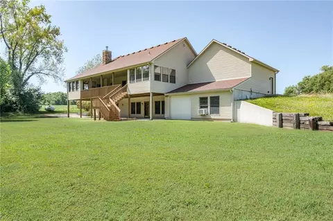 Exterior - 25205 E Blue Mills Rd, Independence, MO 64058 photo 14 of 15