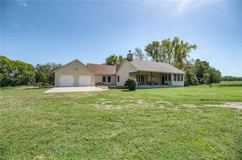 Exterior - 25205 E Blue Mills Rd, Independence, MO 64058 photo 3 of 15