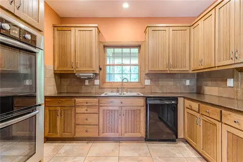 Kitchen - 25205 E Blue Mills Rd, Independence, MO 64058 photo 5 of 6