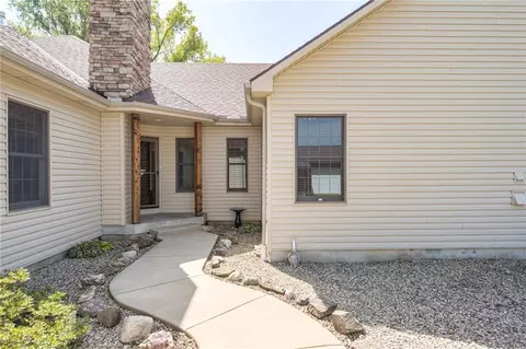 Exterior - 25205 E Blue Mills Rd, Independence, MO 64058 photo 6 of 15