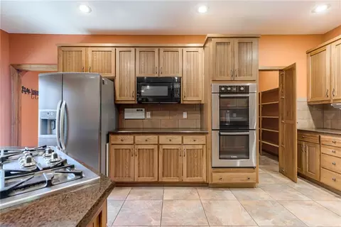 Kitchen - 25205 E Blue Mills Rd, Independence, MO 64058 photo 4 of 6