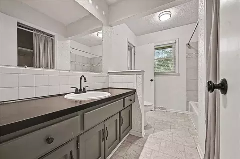 Bath - 17009 E 3rd Ter, Independence, MO 64056 photo 2 of 3