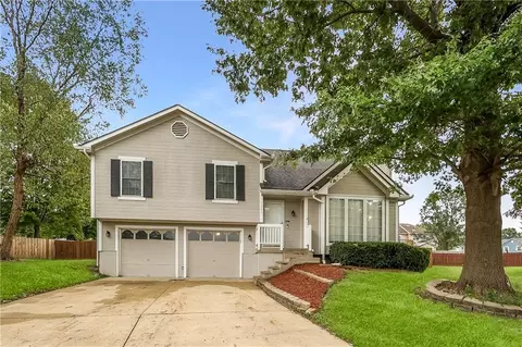 1900 Arapaho Ct, Greenwood, MO 64034