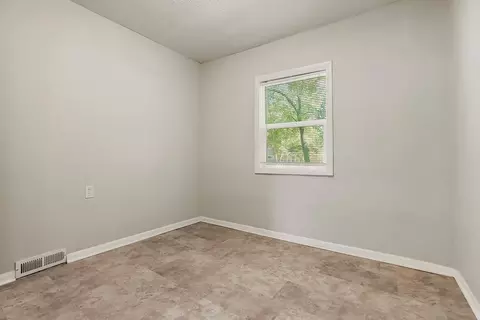 Bedroom - 6402 E 149th Ter, Grandview, MO 64030 photo 4 of 6