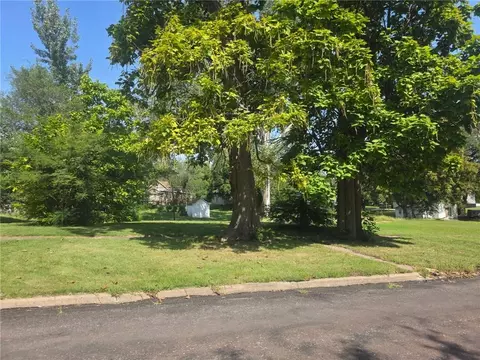 310 E 8th St, Horton, KS 66439 photo 2