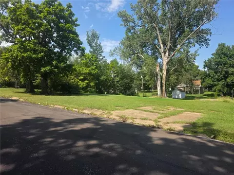 314 E 8th St, Horton, KS 66439 photo 2