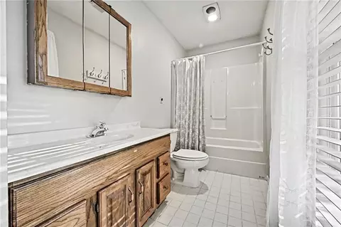 Bath - 2806 E 215th St, Belton, MO 64012 photo 5 of 9