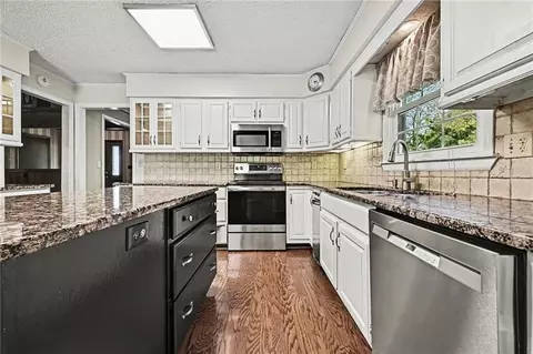Kitchen - 2806 E 215th St, Belton, MO 64012 photo 3 of 4
