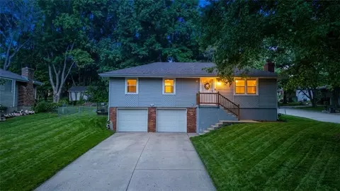 2909 S 1st St, Blue Springs, MO 64014