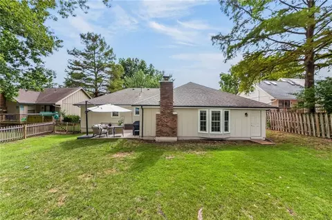 Exterior - 1104 NE Oak Tree Dr, Lees Summit, MO 64086 photo 6 of 7