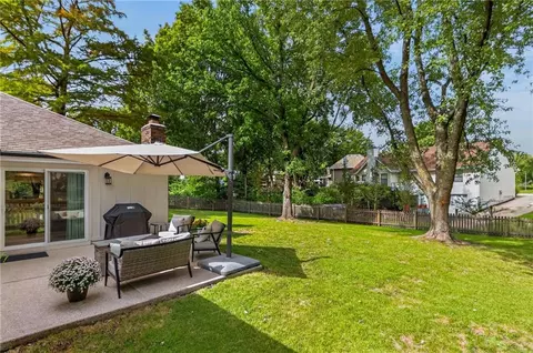 Exterior - 1104 NE Oak Tree Dr, Lees Summit, MO 64086 photo 5 of 7