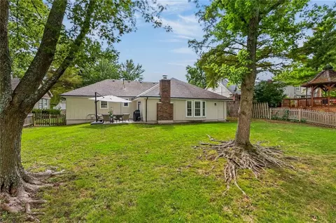 Exterior - 1104 NE Oak Tree Dr, Lees Summit, MO 64086 photo 7 of 7