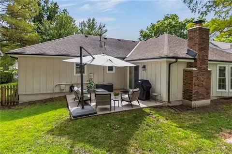 Exterior - 1104 NE Oak Tree Dr, Lees Summit, MO 64086 photo 4 of 7