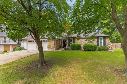 Exterior - 1104 NE Oak Tree Dr, Lees Summit, MO 64086 photo 2 of 7