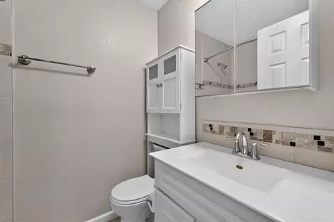 Bath - 100 E South Ave, Belton, MO 64012 photo 1 of 4