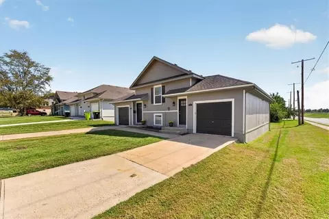 Exterior - 100 E South Ave, Belton, MO 64012 photo 2 of 5