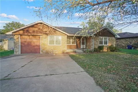 303 S Overlook Dr, Coffeyville, KS 67337