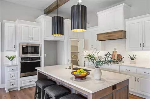Kitchen - 15382 162nd St, Olathe, KS 66062 photo 8 of 8
