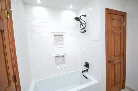 Bath - 18705 E Independence Ave, Independence, MO 64056 photo 2 of 6