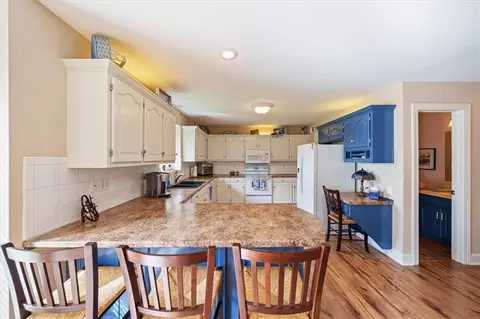 Kitchen - 7401 155 St, Belton, MO 64012 photo 4 of 5