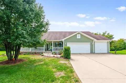 Exterior - 7401 155 St, Belton, MO 64012 photo 2 of 9