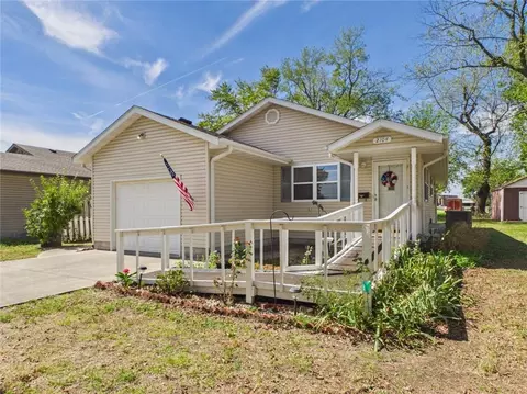 2104 S Holbrook St, Fort Scott, KS 66701