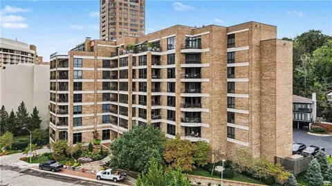 433 Ward Pkwy #1 S, Kansas City, MO 64112