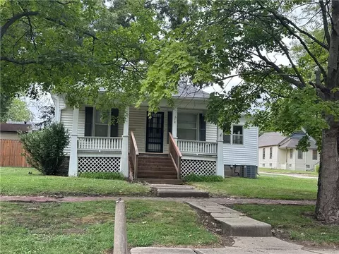 210 Shawnee St, Paola, KS 66071