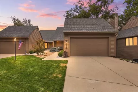 10330 S Clubside Ct, Olathe, KS 66061