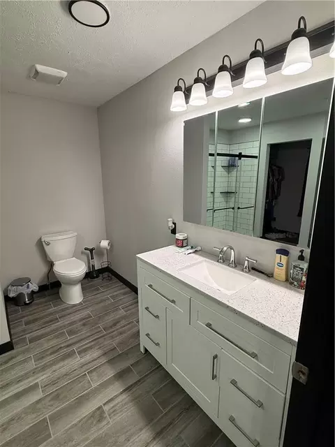 Bath - 112 Johns Ct, Frontenac, KS 66763 photo 6 of 8