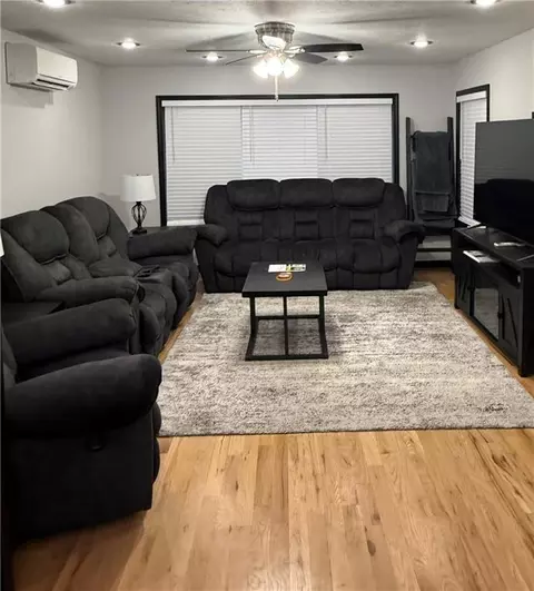 Living - 112 Johns Ct, Frontenac, KS 66763 photo 3 of 3