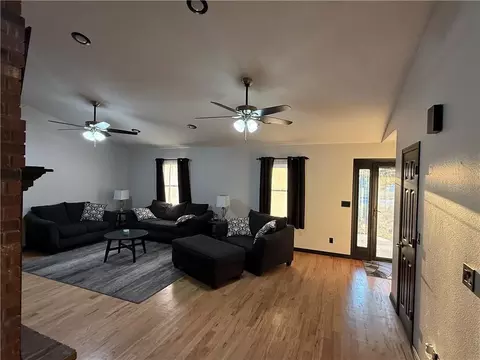 Living - 112 Johns Ct, Frontenac, KS 66763 photo 2 of 3