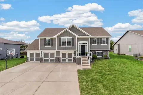 902 N Cottonwood St, Kearney, MO 64060