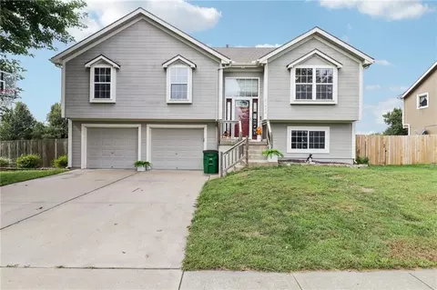 21322 Pin Oak Ln, Peculiar, MO 64078