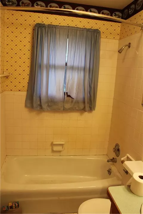 Bath - 11 Spruce St, Greenfield, MO 65661 photo 4 of 5