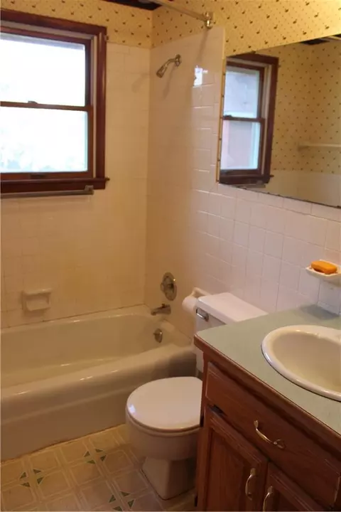 Bath - 11 Spruce St, Greenfield, MO 65661 photo 1 of 5