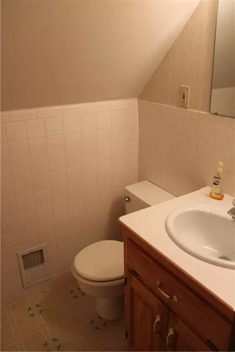 Bath - 11 Spruce St, Greenfield, MO 65661 photo 2 of 5
