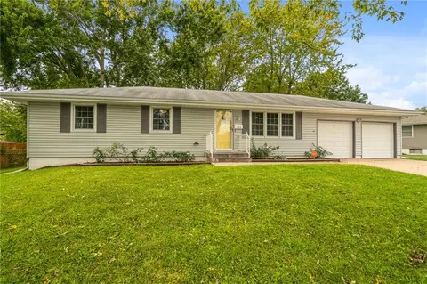 126 SE Moore St, Blue Springs, MO 64014