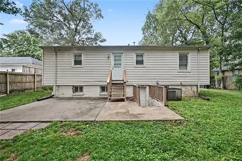 Exterior - 2425 S Lees Summit Rd, Independence, MO 64055 photo 4 of 4